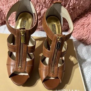 Michael Kors Berkley Platform Luggage Brown Leather T Strap Heels Size 7